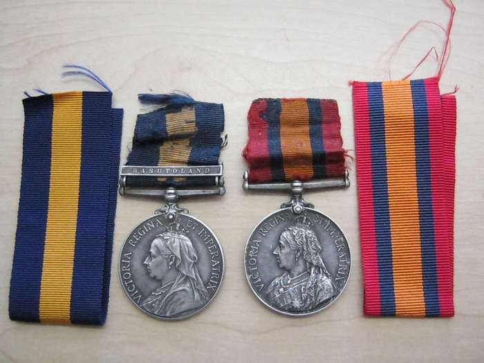 Set of two medals awarder to Pte/Tpe T. Richards.